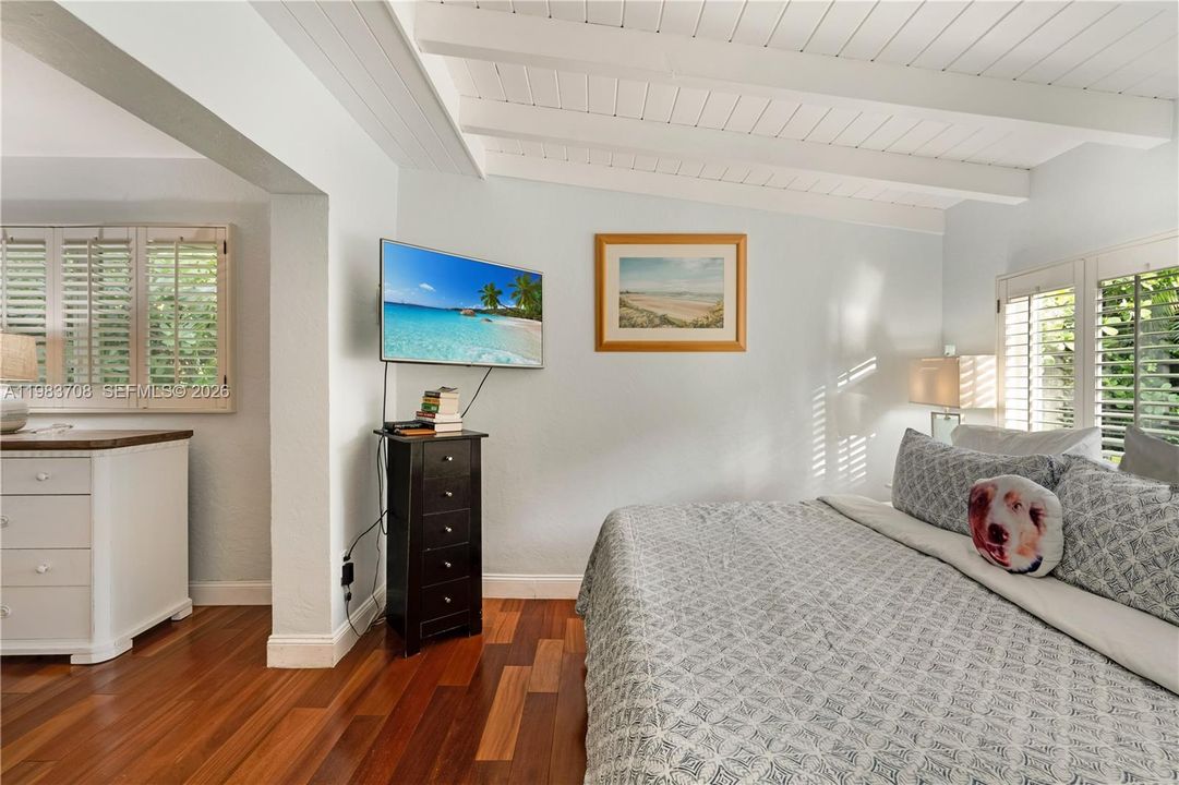 Recently Sold: $3,400,000 (3 beds, 2 baths, 1304 Square Feet)