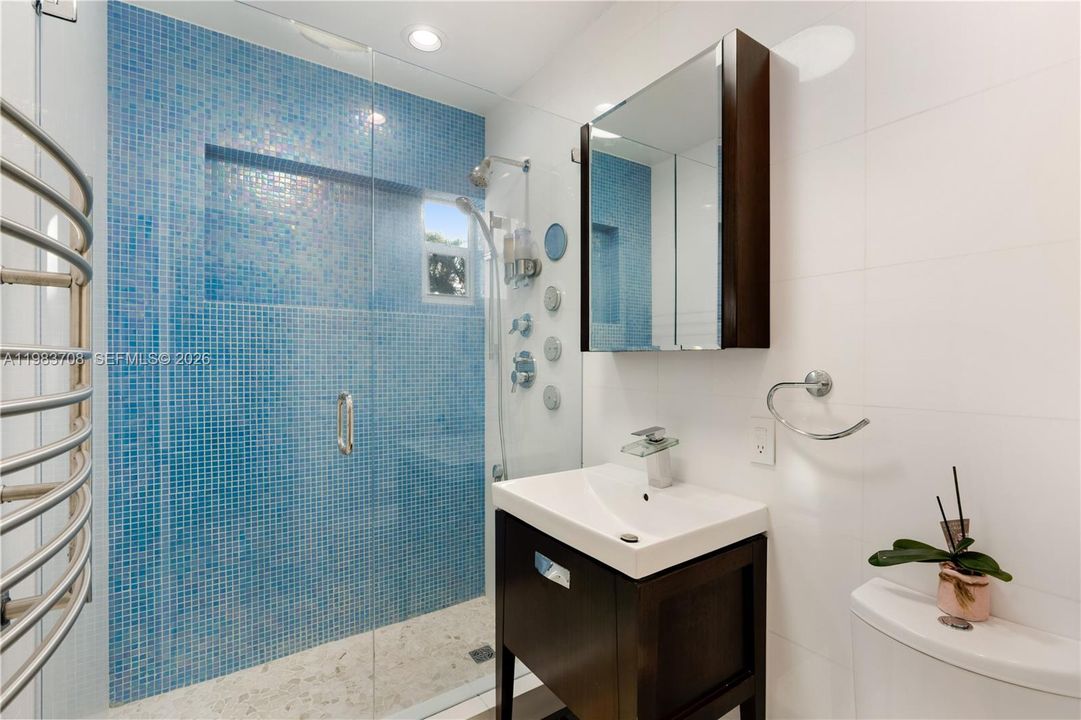 Recently Sold: $3,400,000 (3 beds, 2 baths, 1304 Square Feet)