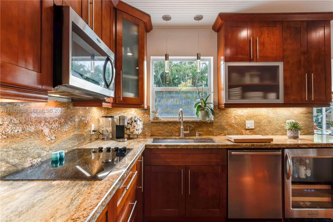 Recently Sold: $3,400,000 (3 beds, 2 baths, 1304 Square Feet)