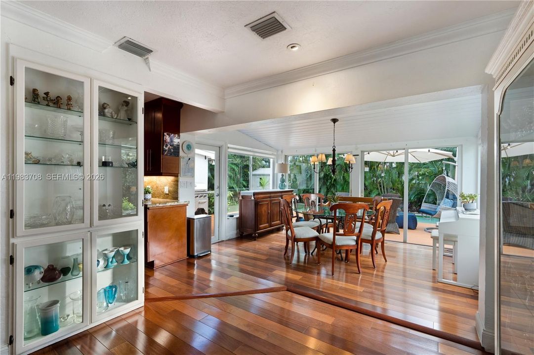 Recently Sold: $3,400,000 (3 beds, 2 baths, 1304 Square Feet)