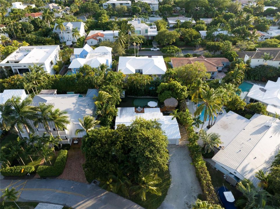 Recently Sold: $3,400,000 (3 beds, 2 baths, 1304 Square Feet)