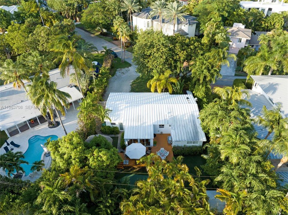 Recently Sold: $3,400,000 (3 beds, 2 baths, 1304 Square Feet)