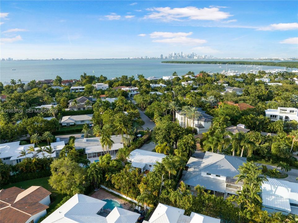 Recently Sold: $3,400,000 (3 beds, 2 baths, 1304 Square Feet)