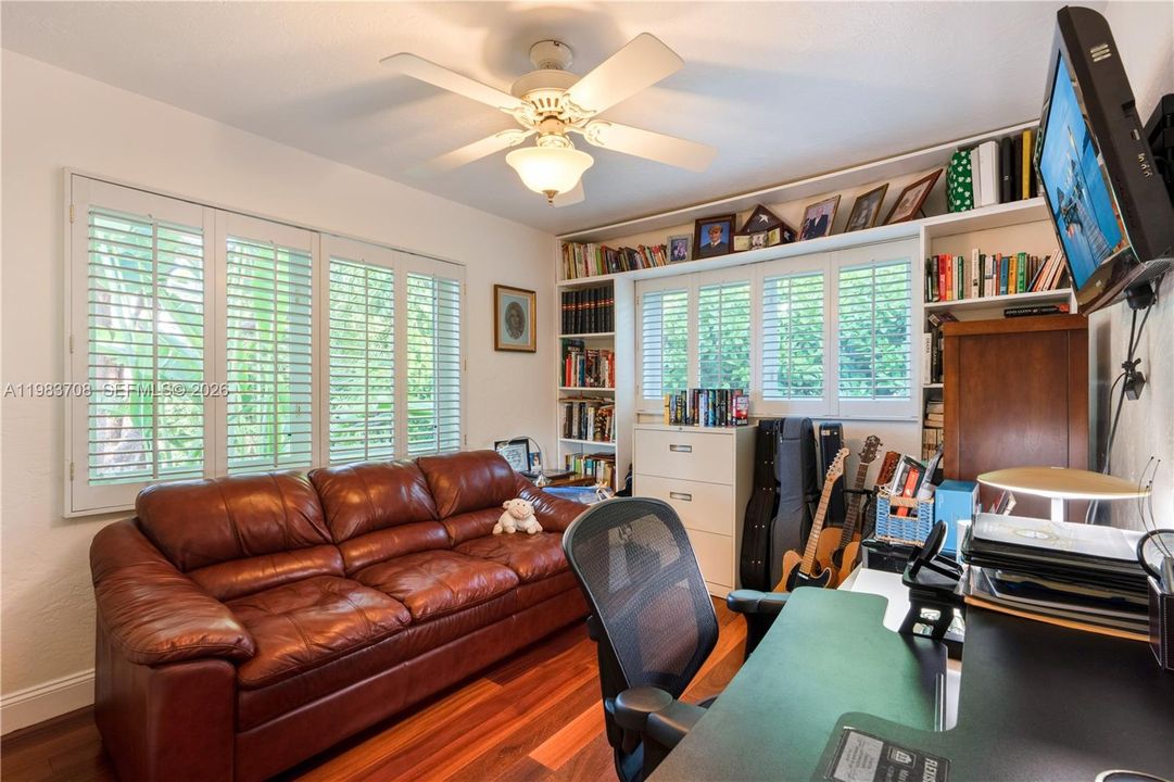 Recently Sold: $3,400,000 (3 beds, 2 baths, 1304 Square Feet)