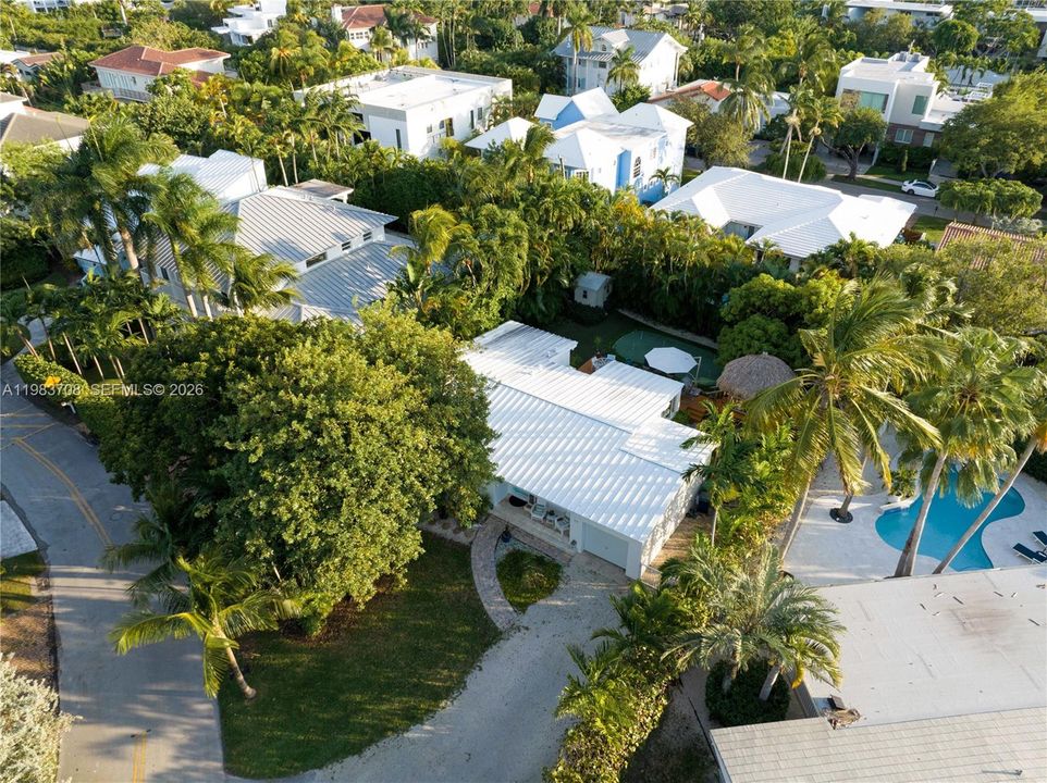 Recently Sold: $3,400,000 (3 beds, 2 baths, 1304 Square Feet)