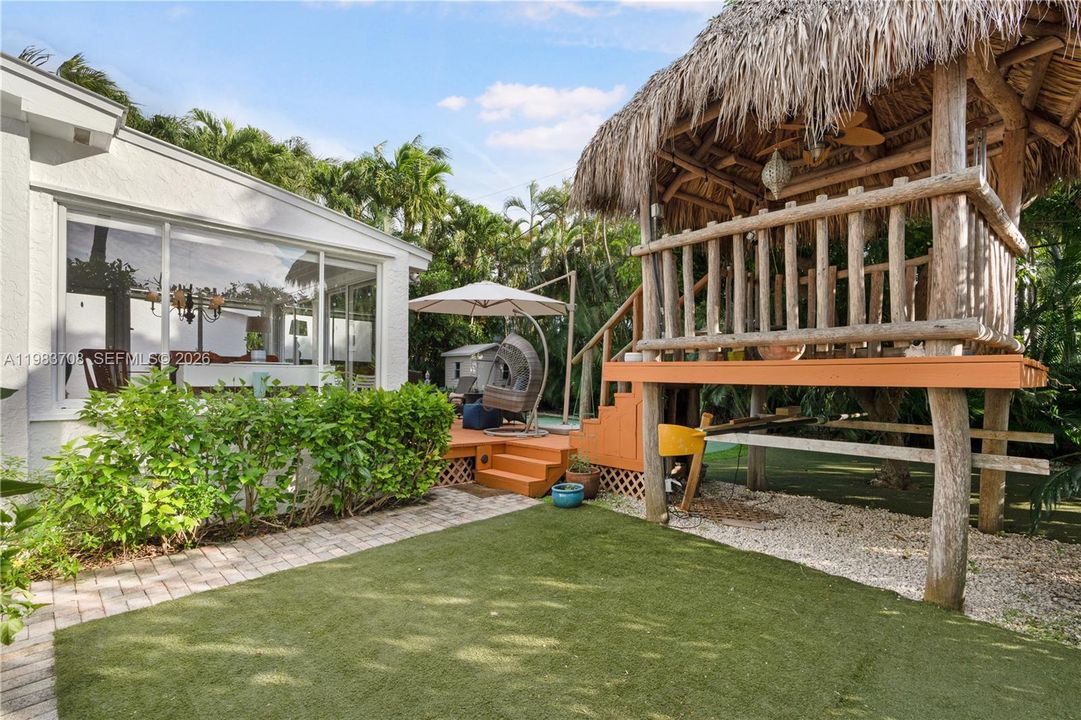 Recently Sold: $3,400,000 (3 beds, 2 baths, 1304 Square Feet)