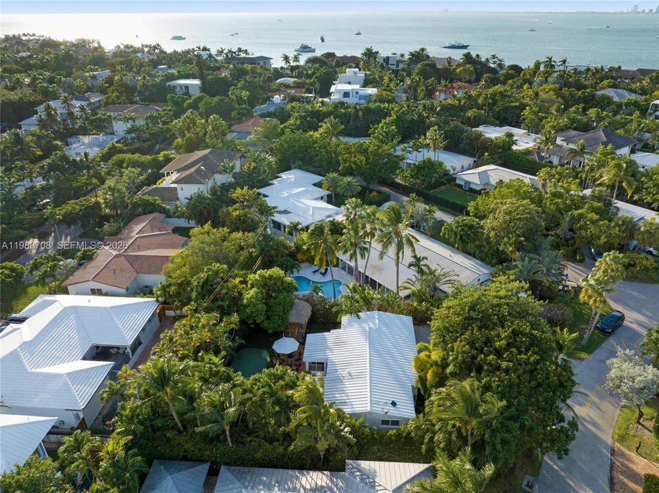 Recently Sold: $3,400,000 (3 beds, 2 baths, 1304 Square Feet)