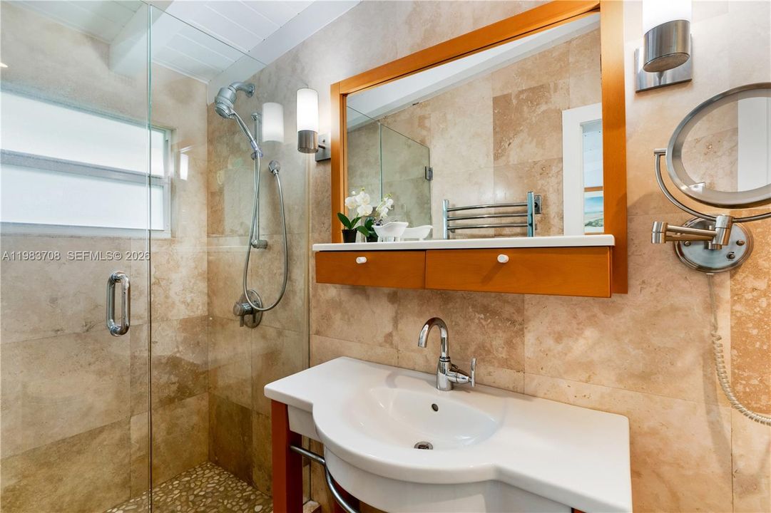 Recently Sold: $3,400,000 (3 beds, 2 baths, 1304 Square Feet)
