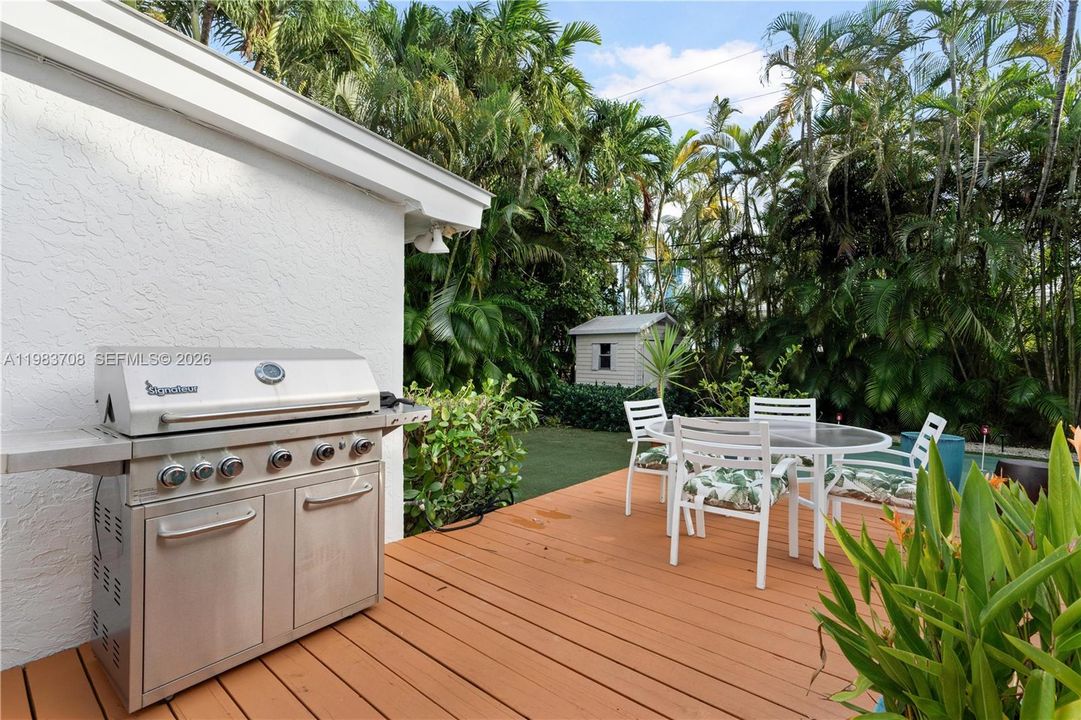Recently Sold: $3,400,000 (3 beds, 2 baths, 1304 Square Feet)