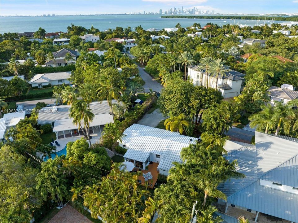 Recently Sold: $3,400,000 (3 beds, 2 baths, 1304 Square Feet)