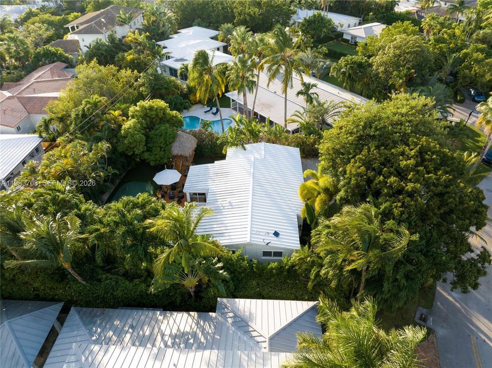Recently Sold: $3,400,000 (3 beds, 2 baths, 1304 Square Feet)