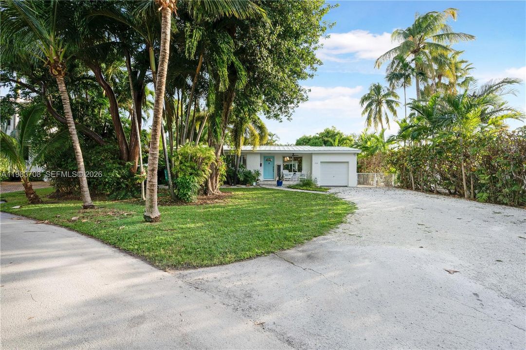 Recently Sold: $3,400,000 (3 beds, 2 baths, 1304 Square Feet)