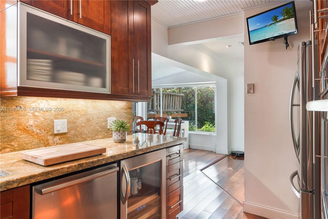 Recently Sold: $3,400,000 (3 beds, 2 baths, 1304 Square Feet)