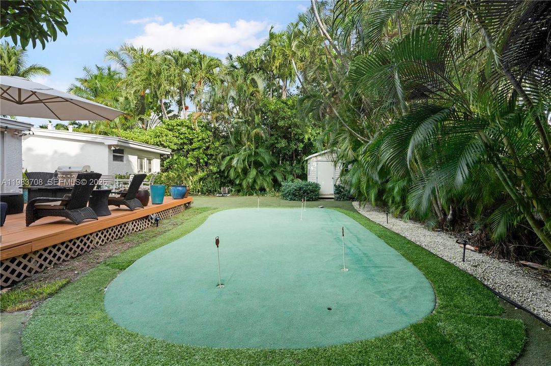 Recently Sold: $3,400,000 (3 beds, 2 baths, 1304 Square Feet)