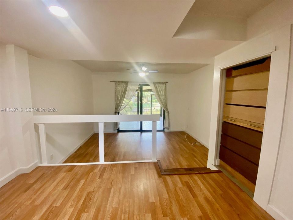 На продажу: $275,500 (2 спален, 2 ванн, 1040 Квадратных фут)