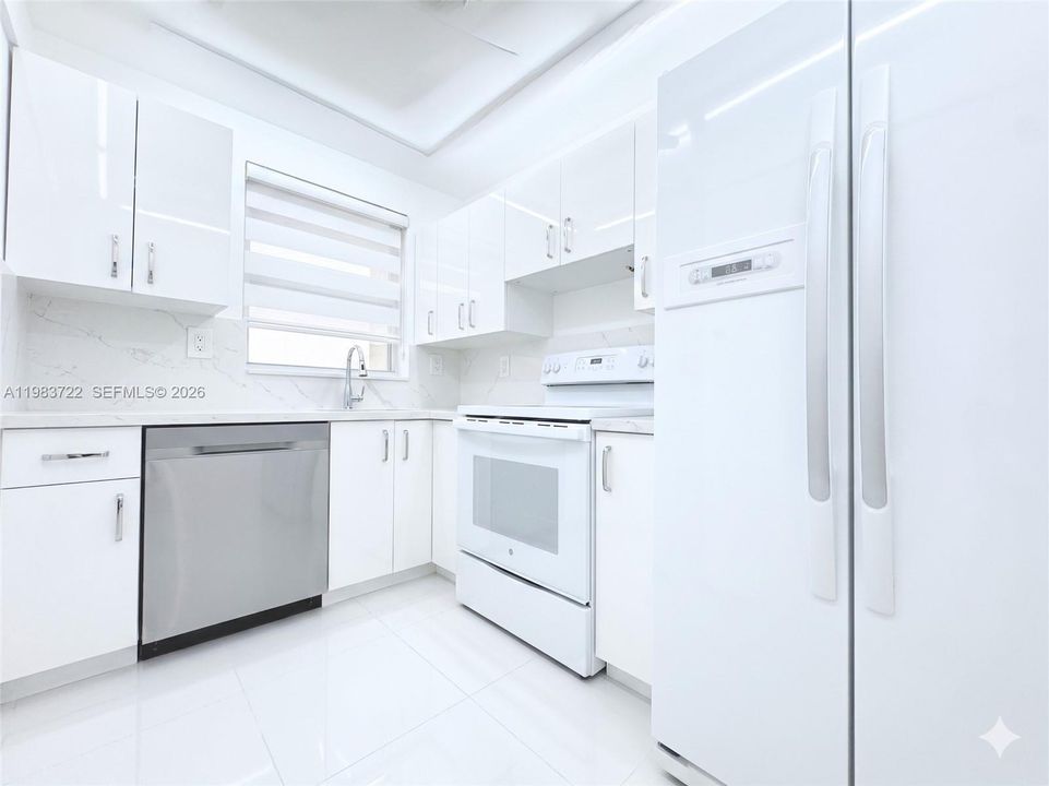 На продажу: $108,000 (2 спален, 2 ванн, 850 Квадратных фут)