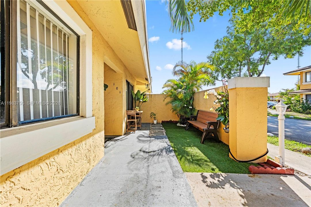 Active With Contract: $240,000 (2 beds, 2 baths, 1122 Square Feet)