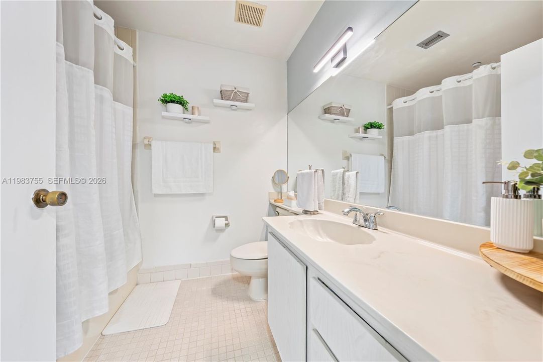 Active With Contract: $240,000 (2 beds, 2 baths, 1122 Square Feet)