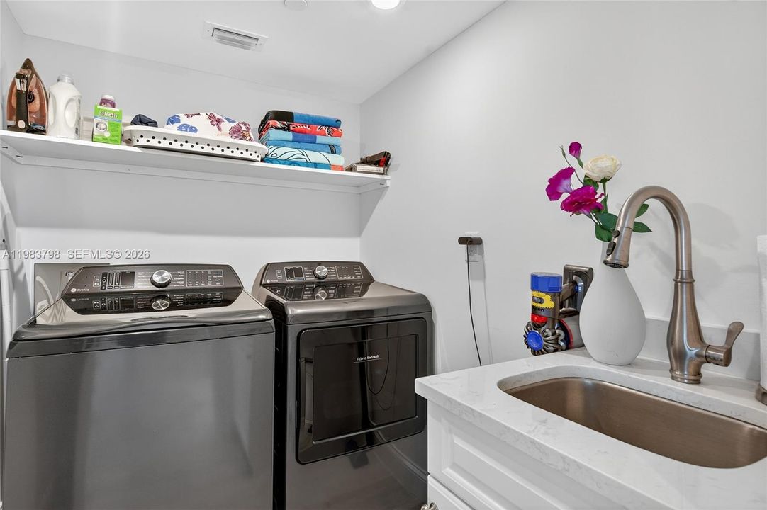 En Venta: $2,695,000 (2 camas, 2 baños, 2010 Pies cuadrados)