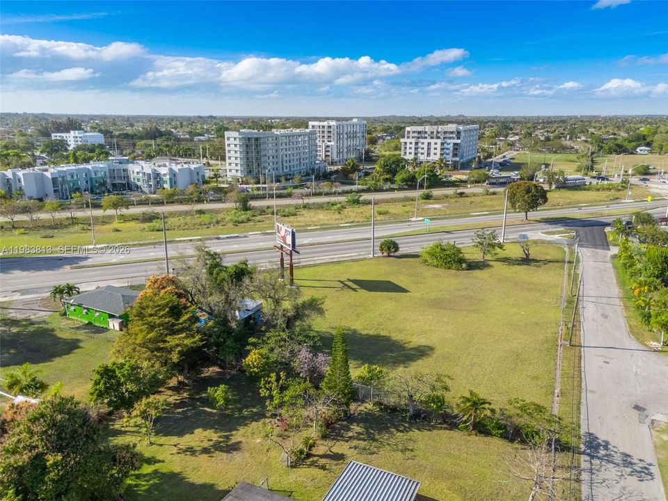 На продажу: $4,500,000 (0.96 acres)