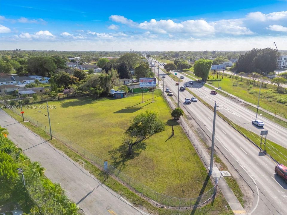 На продажу: $4,500,000 (0.96 acres)