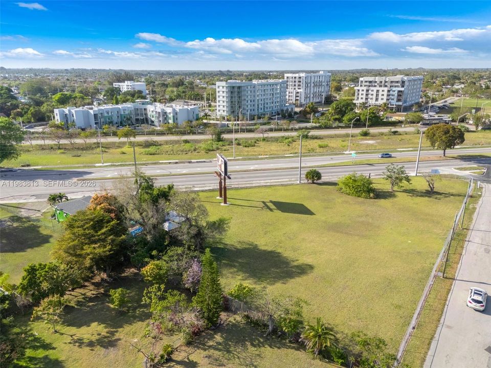 На продажу: $4,500,000 (0.96 acres)