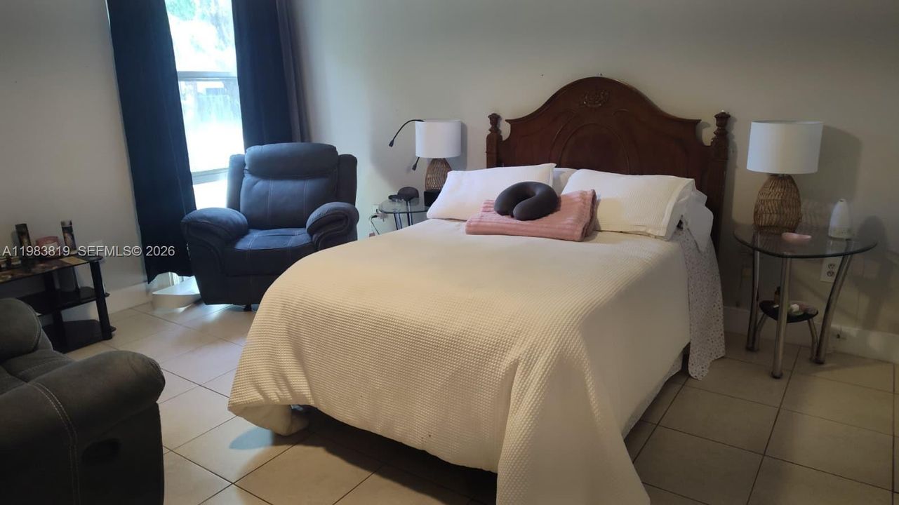 For Sale: $215,000 (1 beds, 1 baths, 620 Square Feet)