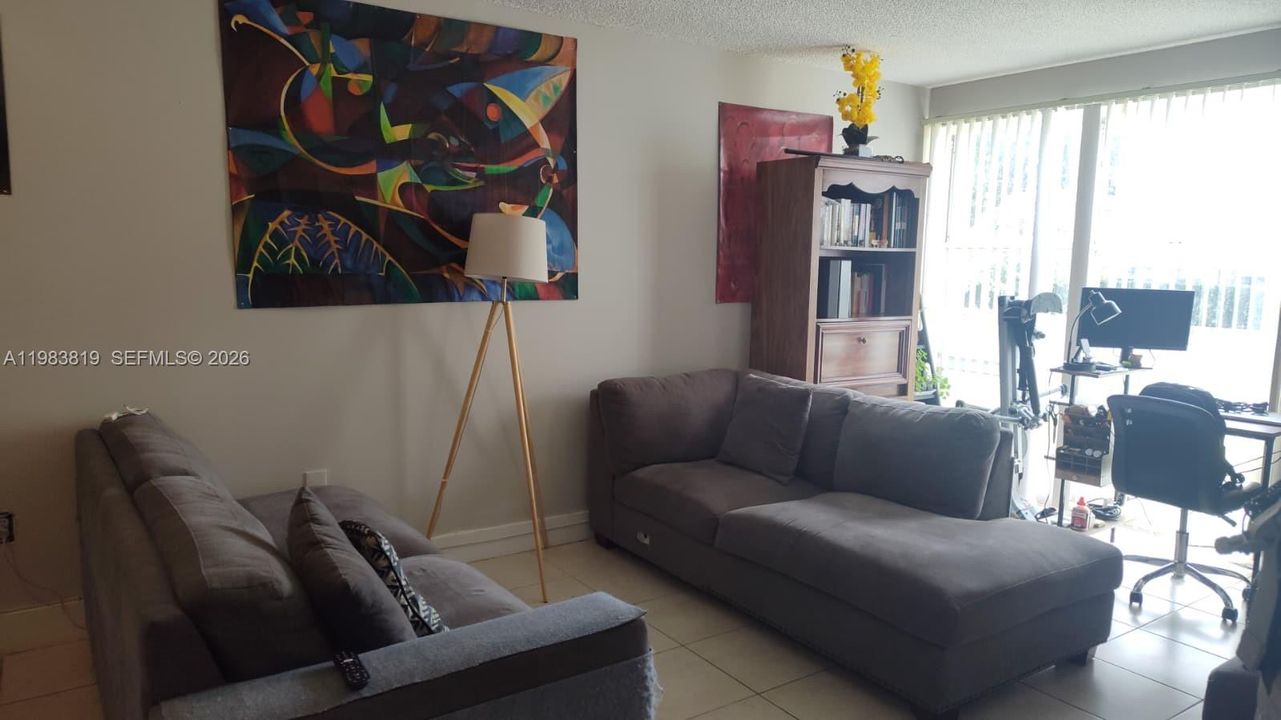For Sale: $215,000 (1 beds, 1 baths, 620 Square Feet)