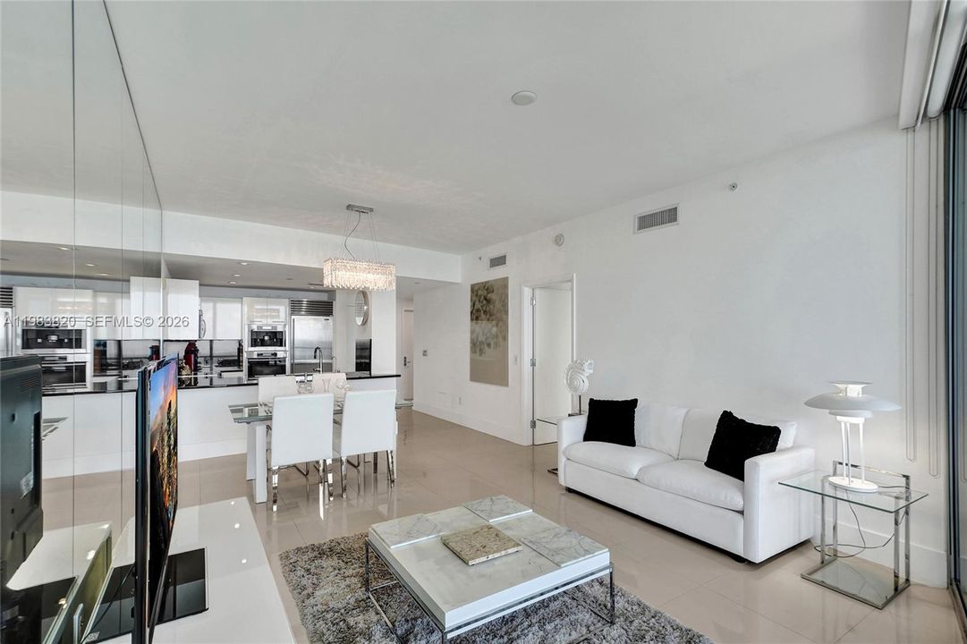 For Sale: $1,170,000 (1 beds, 1 baths, 858 Square Feet)