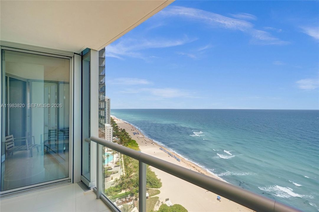 For Sale: $1,170,000 (1 beds, 1 baths, 858 Square Feet)