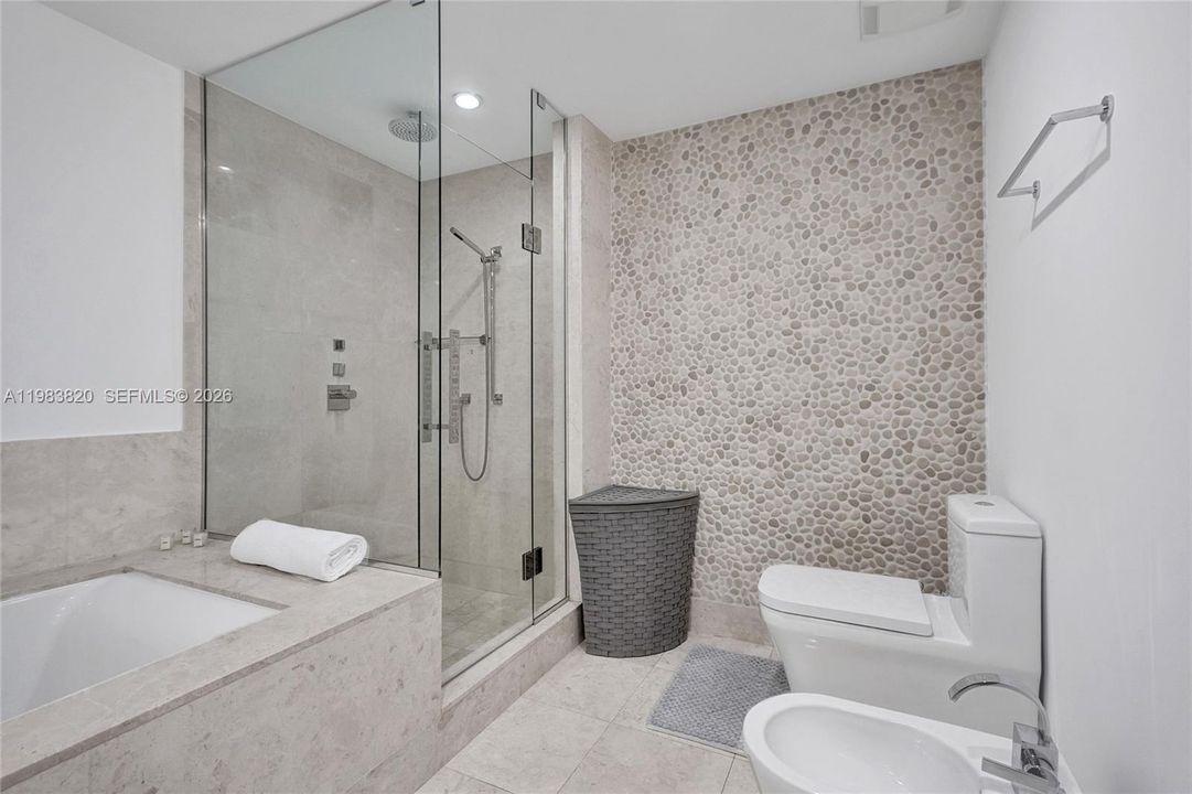 For Sale: $1,170,000 (1 beds, 1 baths, 858 Square Feet)