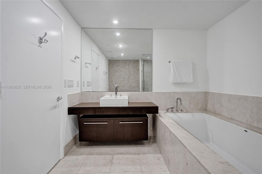 For Sale: $1,170,000 (1 beds, 1 baths, 858 Square Feet)