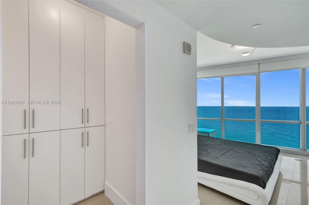 For Sale: $1,170,000 (1 beds, 1 baths, 858 Square Feet)