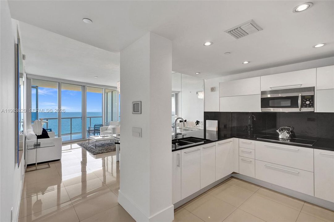 For Sale: $1,170,000 (1 beds, 1 baths, 858 Square Feet)