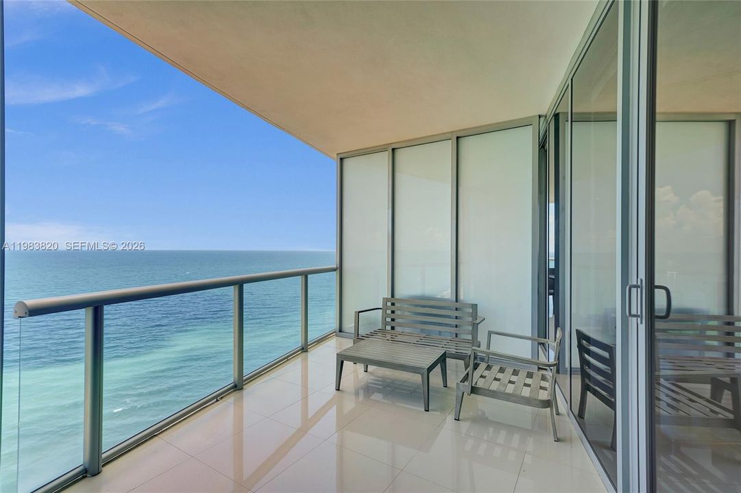 For Sale: $1,170,000 (1 beds, 1 baths, 858 Square Feet)