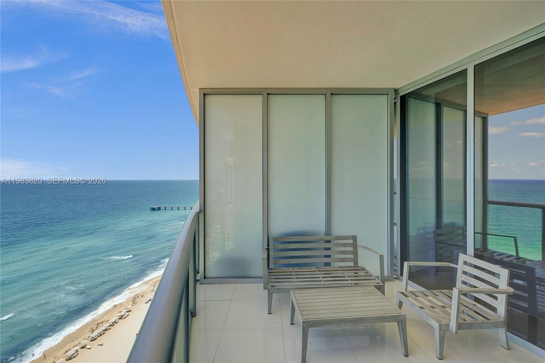 For Sale: $1,170,000 (1 beds, 1 baths, 858 Square Feet)