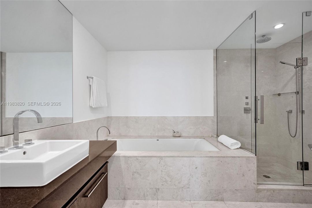 For Sale: $1,170,000 (1 beds, 1 baths, 858 Square Feet)