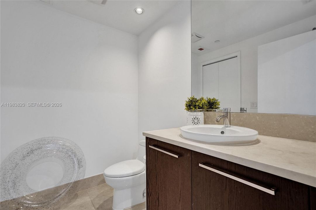 For Sale: $1,170,000 (1 beds, 1 baths, 858 Square Feet)