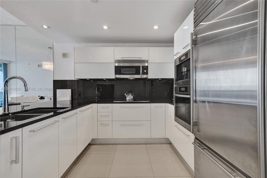 For Sale: $1,170,000 (1 beds, 1 baths, 858 Square Feet)