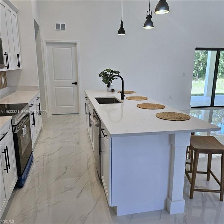 Vendido Recientemente: $385,000 (4 camas, 2 baños, 1771 Pies cuadrados)