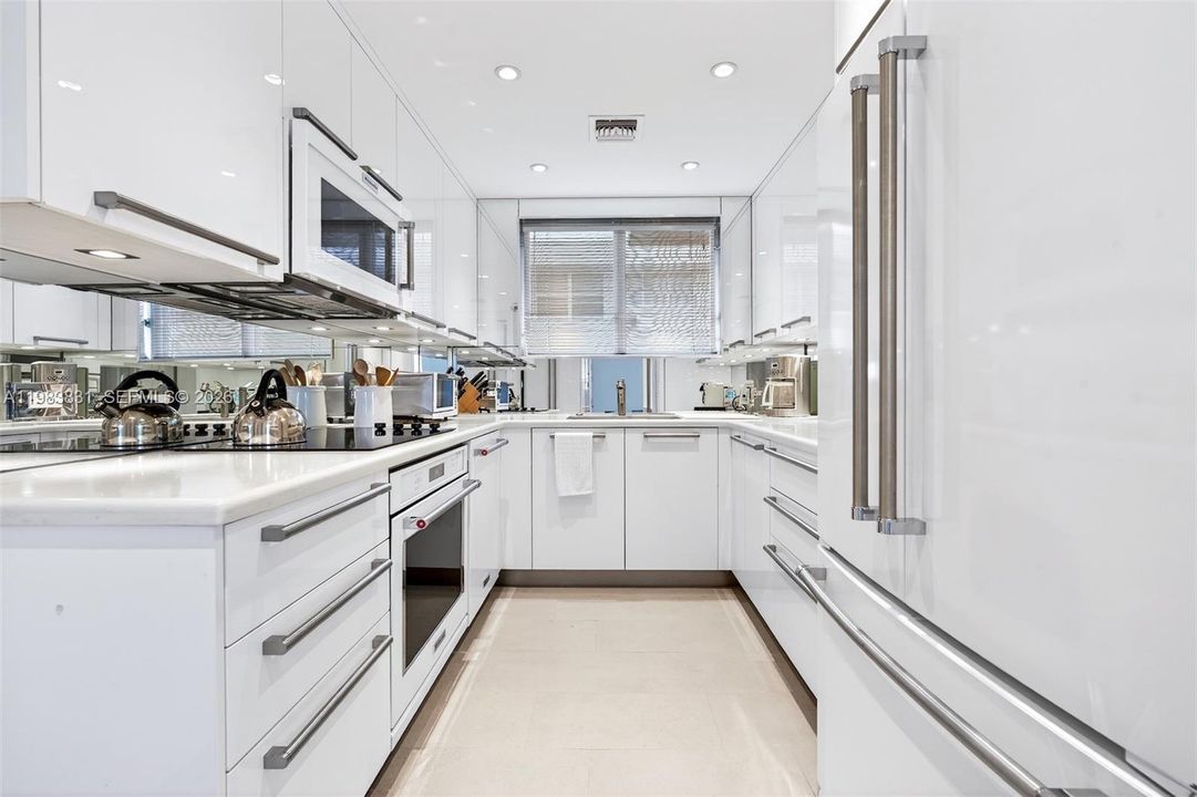 For Sale: $475,000 (1 beds, 1 baths, 800 Square Feet)