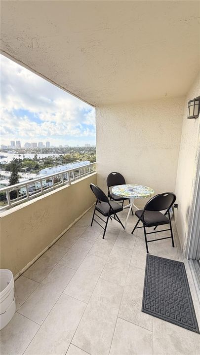Active With Contract: $1,900 (2 beds, 1 baths, 850 Square Feet)