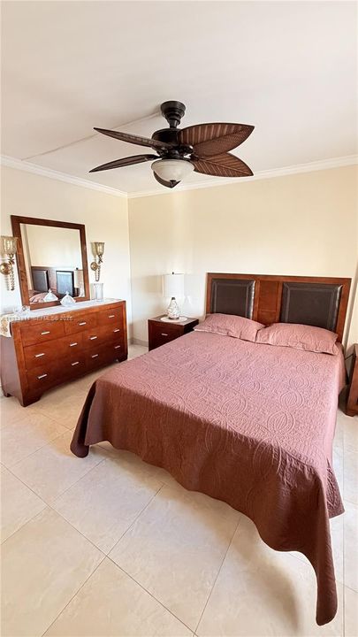 Active With Contract: $1,900 (2 beds, 1 baths, 850 Square Feet)