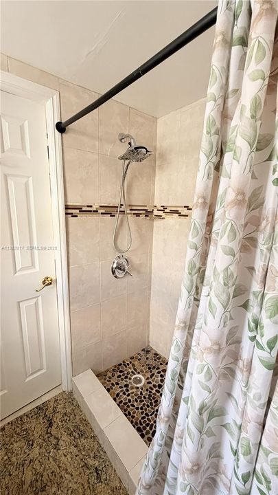 Active With Contract: $1,900 (2 beds, 1 baths, 850 Square Feet)