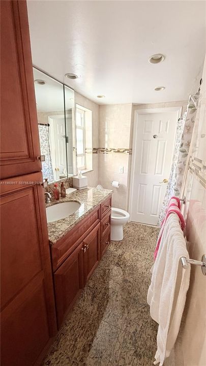 Active With Contract: $1,900 (2 beds, 1 baths, 850 Square Feet)