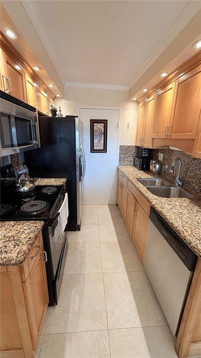 Active With Contract: $1,900 (2 beds, 1 baths, 850 Square Feet)