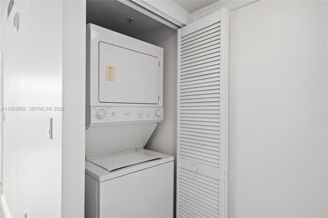 Под контрактом: $360,000 (1 спален, 1 ванн, 839 Квадратных фут)