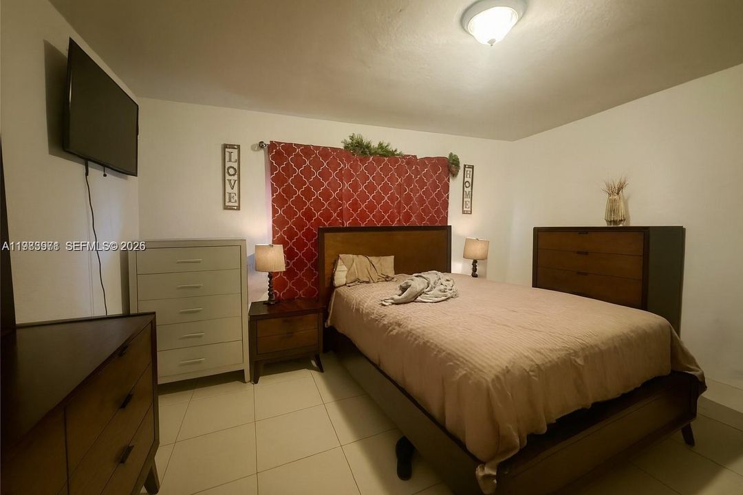 For Sale: $139,000 (1 beds, 1 baths, 714 Square Feet)
