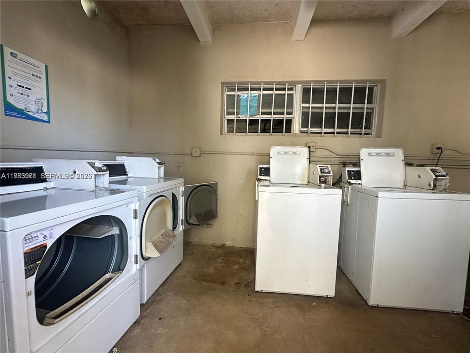 For Sale: $139,000 (1 beds, 1 baths, 714 Square Feet)