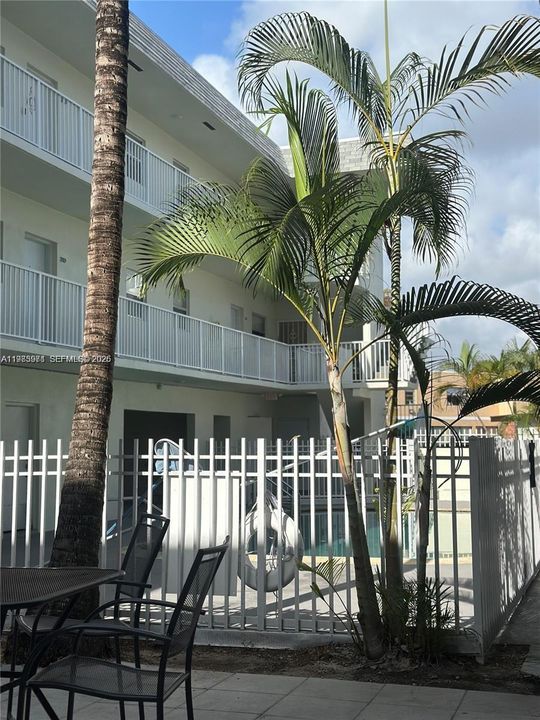 For Sale: $139,000 (1 beds, 1 baths, 714 Square Feet)